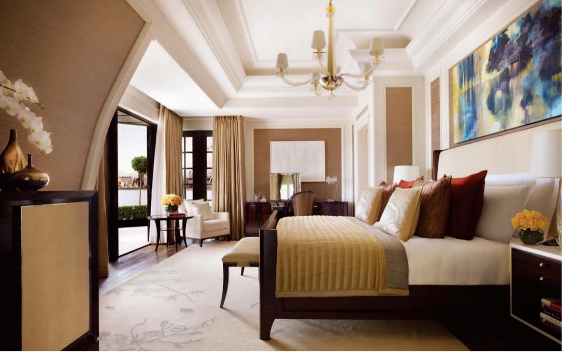 Suite principal. El espacio, de inspiración palaciega, cuenta con un dormitorio principal con  muebles de alta calidad y suelo de mármol de Skyros