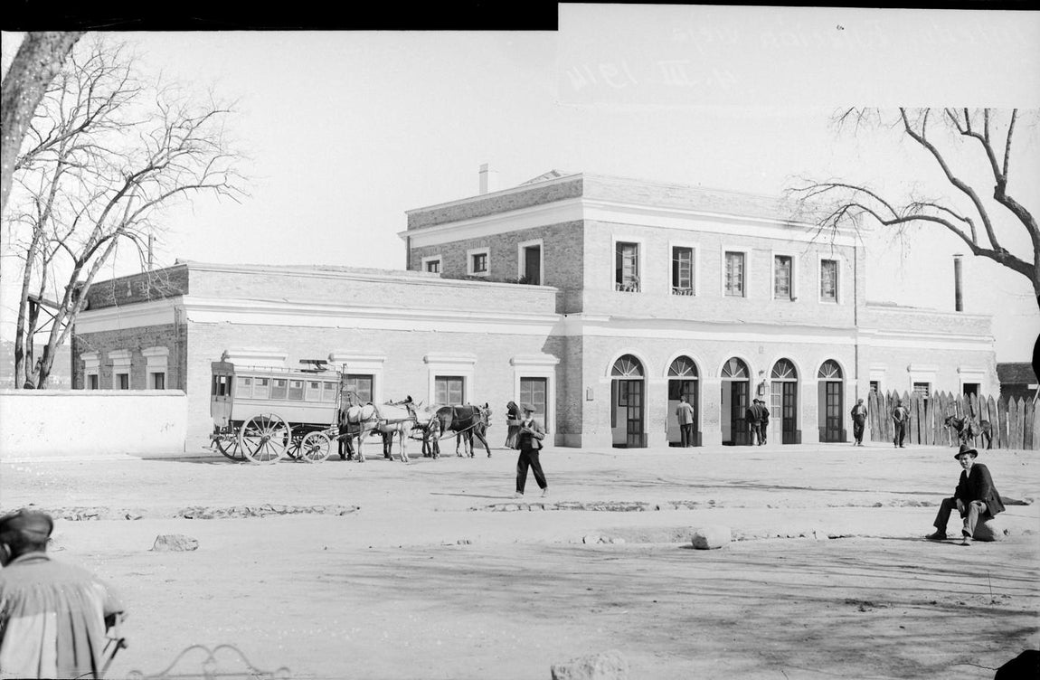 Un motor del cambio: la antigua estación del ferrocarril. Ante ella, uno de los ómnibus que subían los viajeros al casco urbano. Fotografía: F. Salgado (1914). Archivo histórico ferroviario del Museo del ferrocarril de Madrid. 3490-IF MZA-07.. 