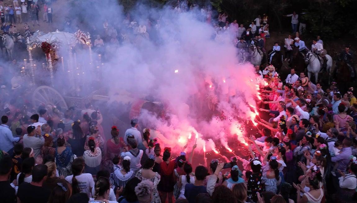 La Hermandad del Rocío de Aznalcázar cruza el Quema a la luz de las antorchas