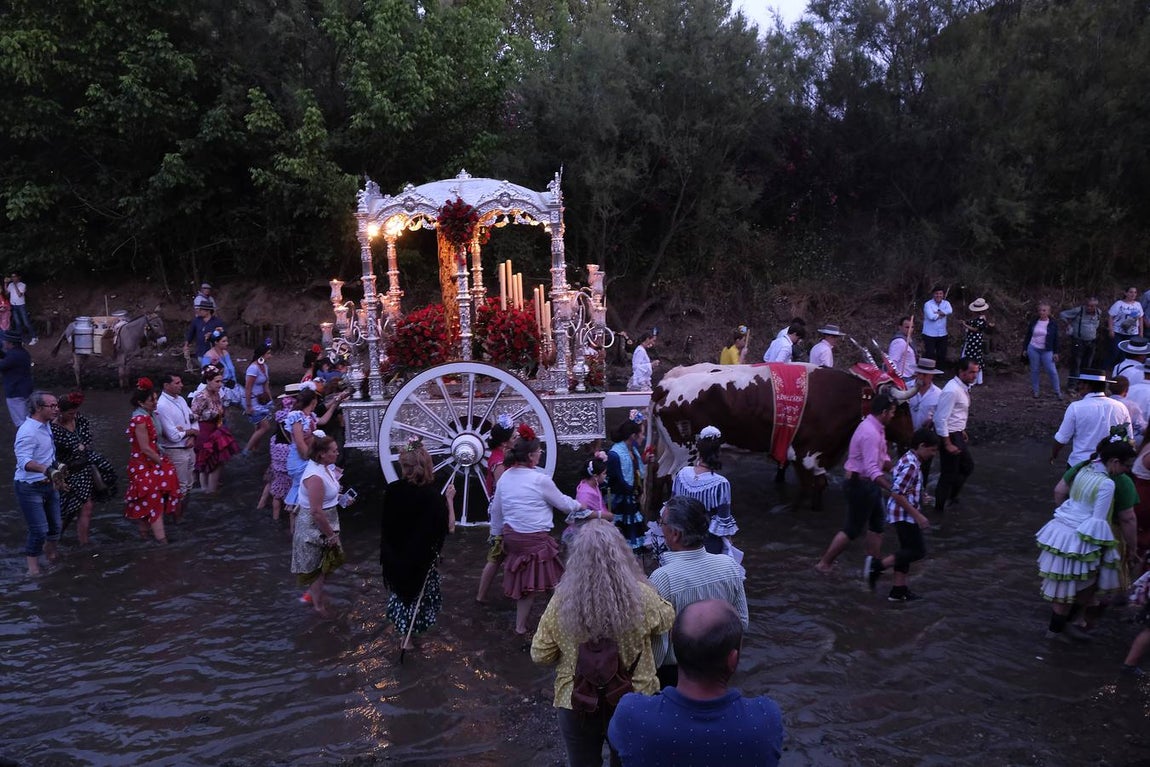 La Hermandad del Rocío de Aznalcázar cruza el Quema a la luz de las antorchas