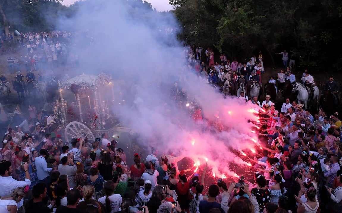La Hermandad del Rocío de Aznalcázar cruza el Quema a la luz de las antorchas