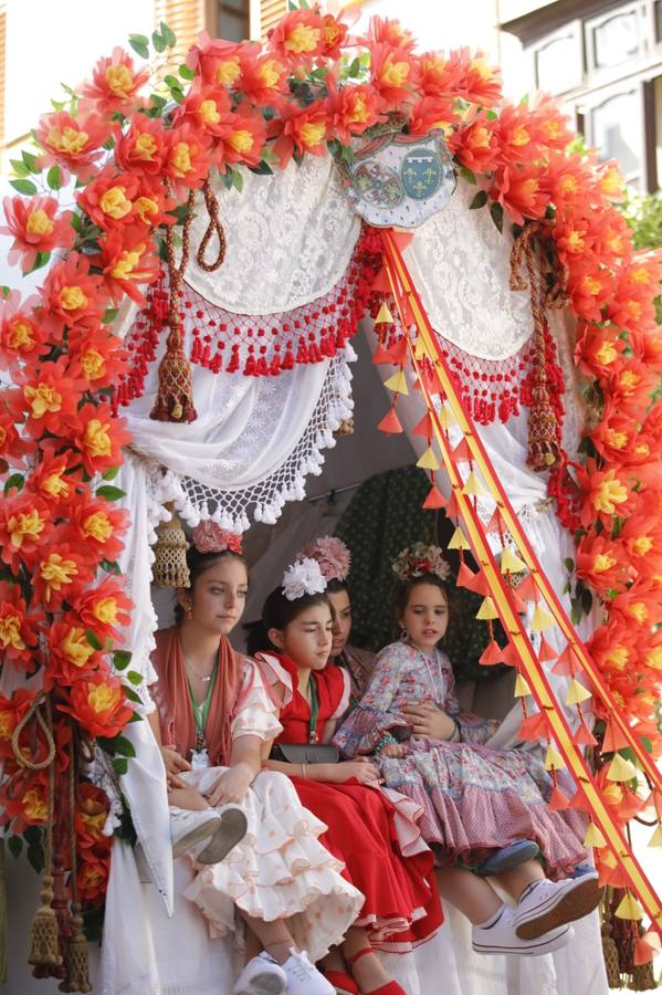 En imágenes, el Rocío de Triana inicia su camino