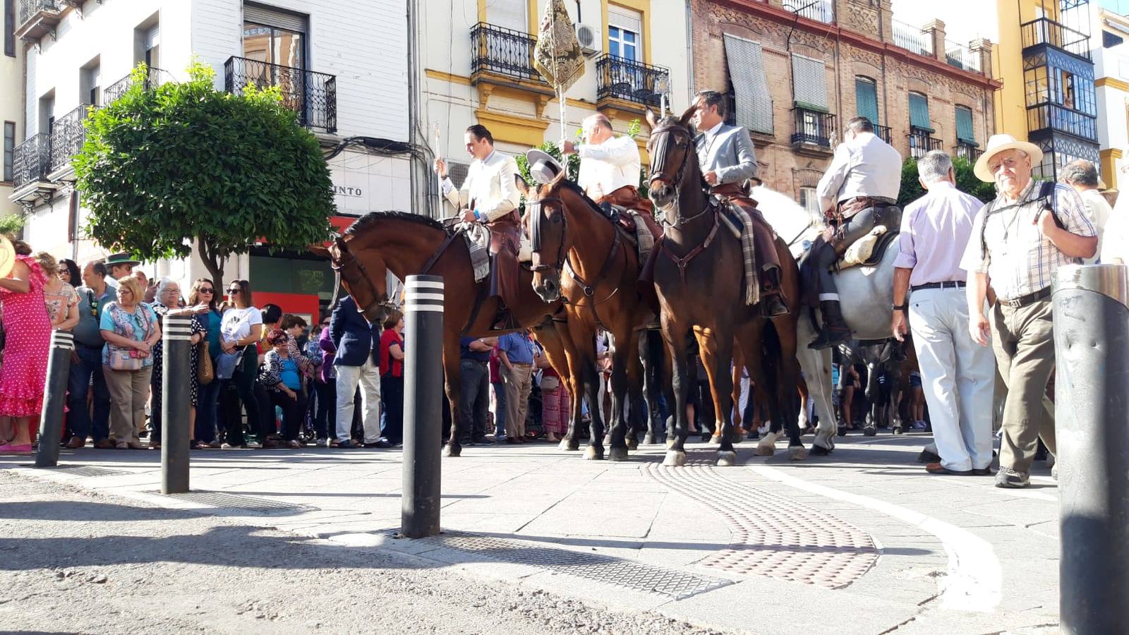 En imágenes, el Rocío de Triana inicia su camino