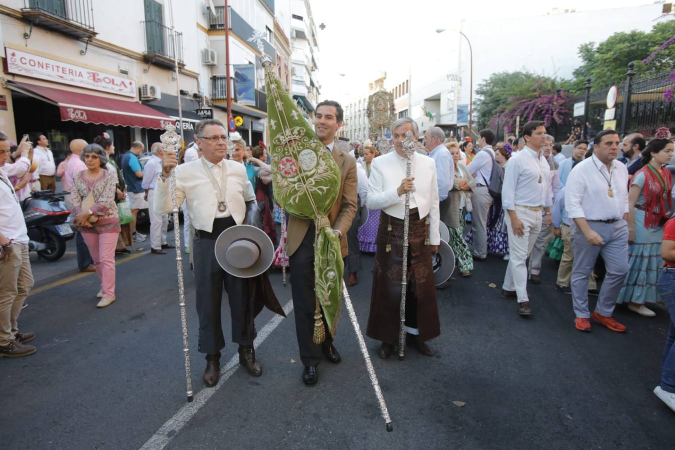 En imágenes, el Rocío de Triana inicia su camino