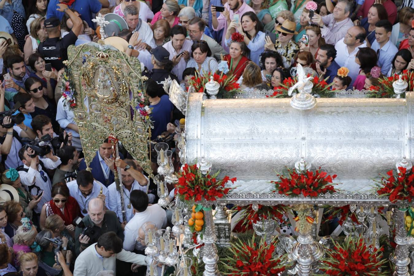 En imágenes, el Rocío de Triana inicia su camino