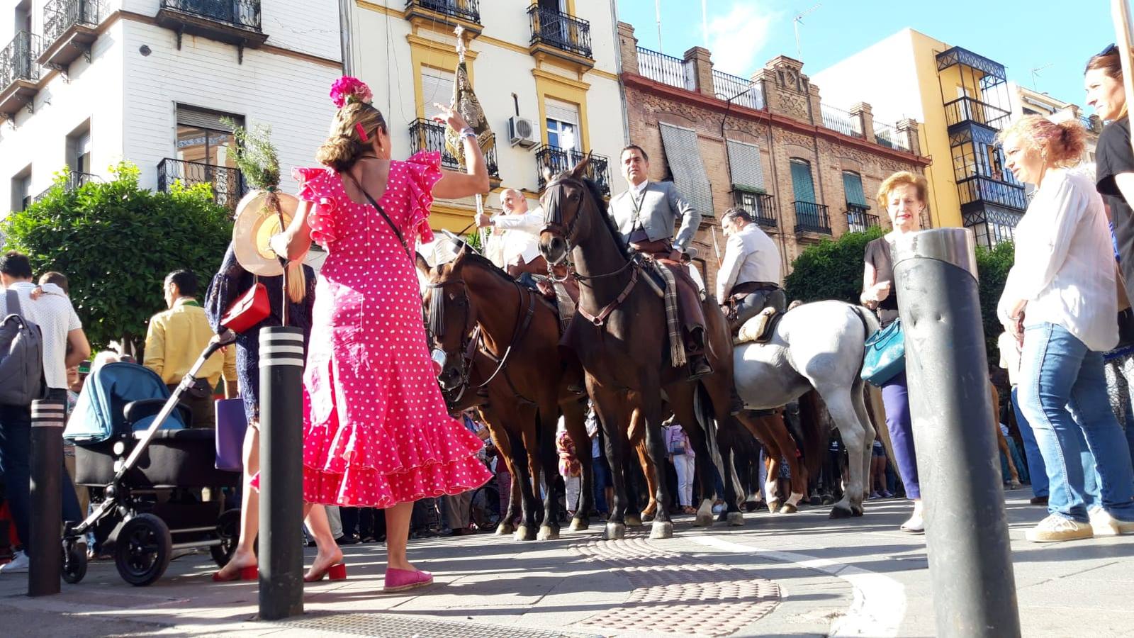 En imágenes, el Rocío de Triana inicia su camino