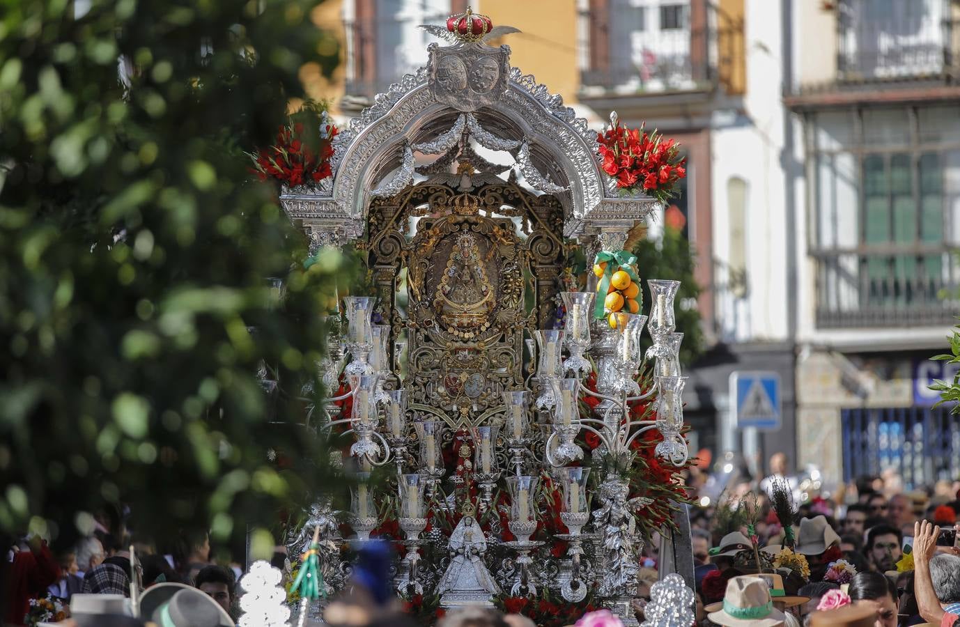 En imágenes, el Rocío de Triana inicia su camino