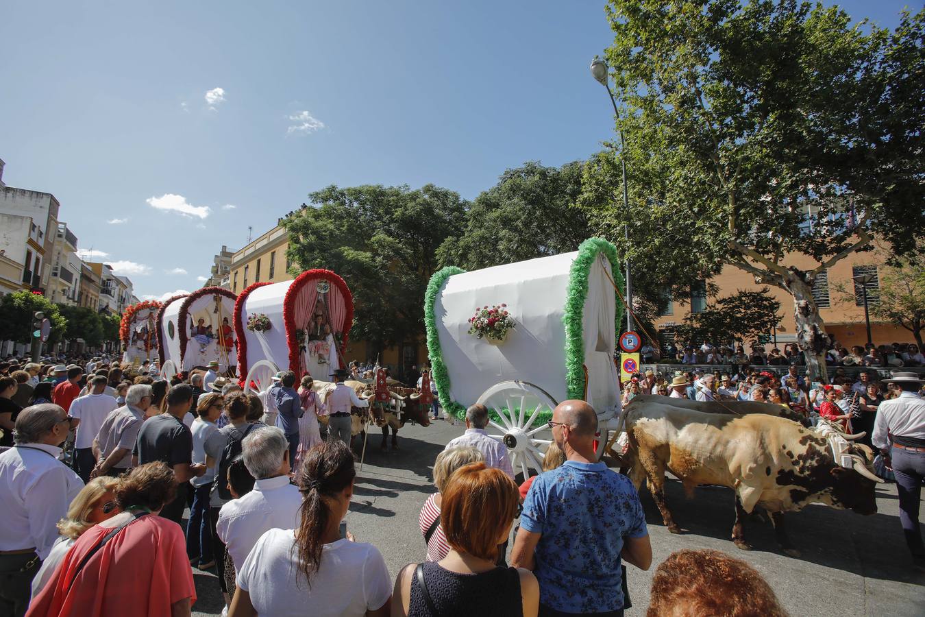 En imágenes, el Rocío de Triana inicia su camino