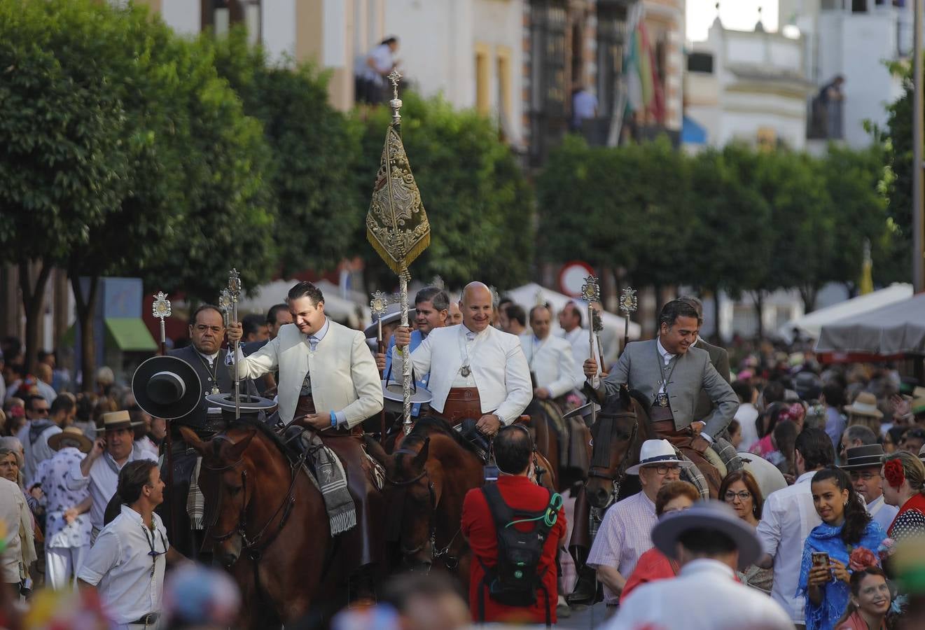 En imágenes, el Rocío de Triana inicia su camino