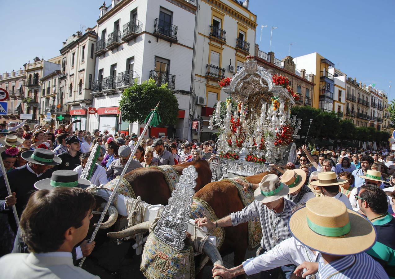 En imágenes, el Rocío de Triana inicia su camino