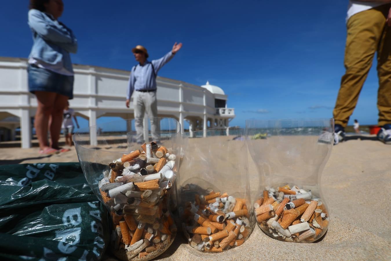 Los colegios de Cádiz limpian la playa de la Caleta por el Día Mundial del Medio Ambiente