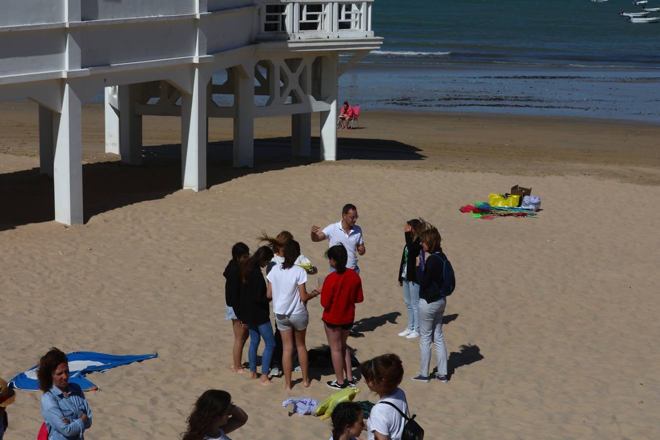 Los colegios de Cádiz limpian la playa de la Caleta por el Día Mundial del Medio Ambiente