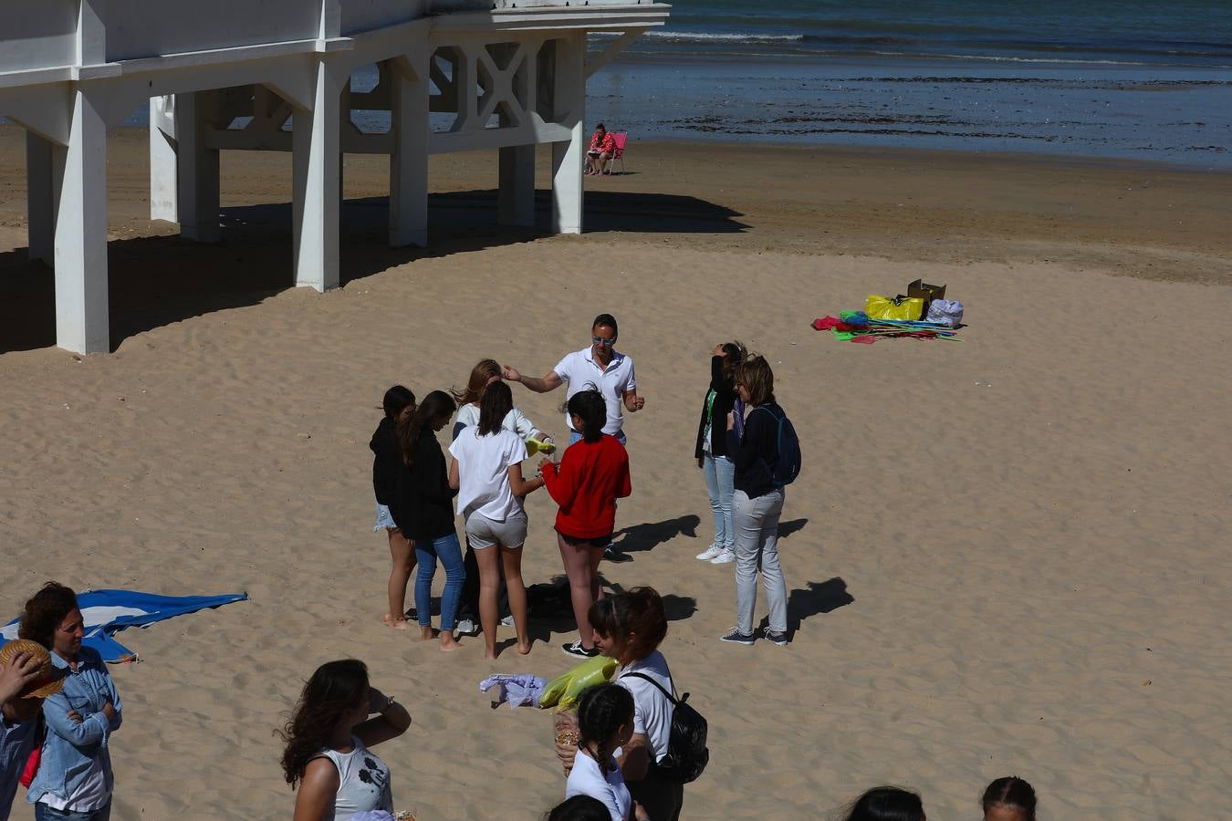 Los colegios de Cádiz limpian la playa de la Caleta por el Día Mundial del Medio Ambiente