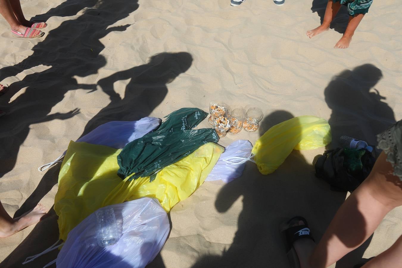 Los colegios de Cádiz limpian la playa de la Caleta por el Día Mundial del Medio Ambiente