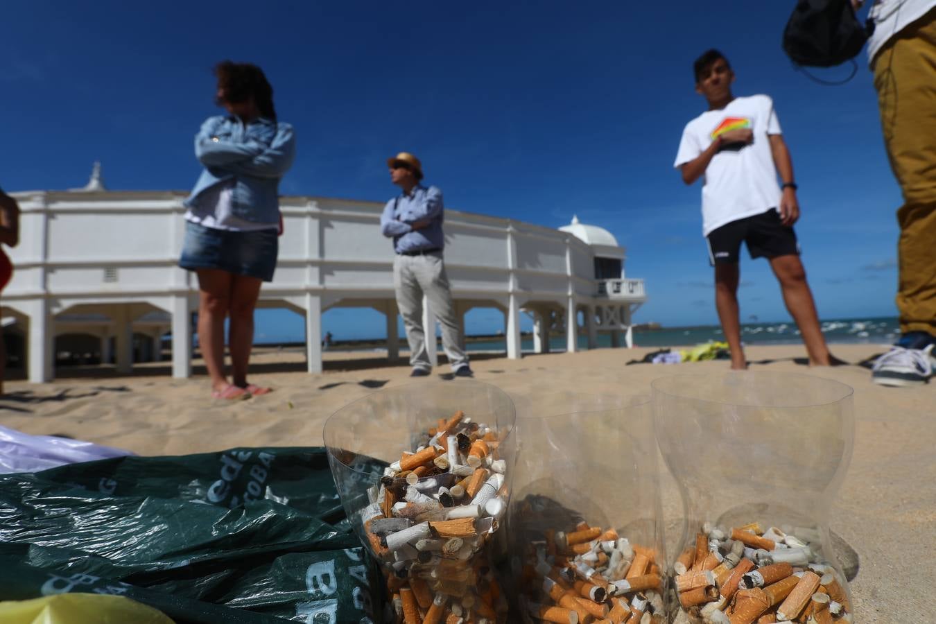 Los colegios de Cádiz limpian la playa de la Caleta por el Día Mundial del Medio Ambiente