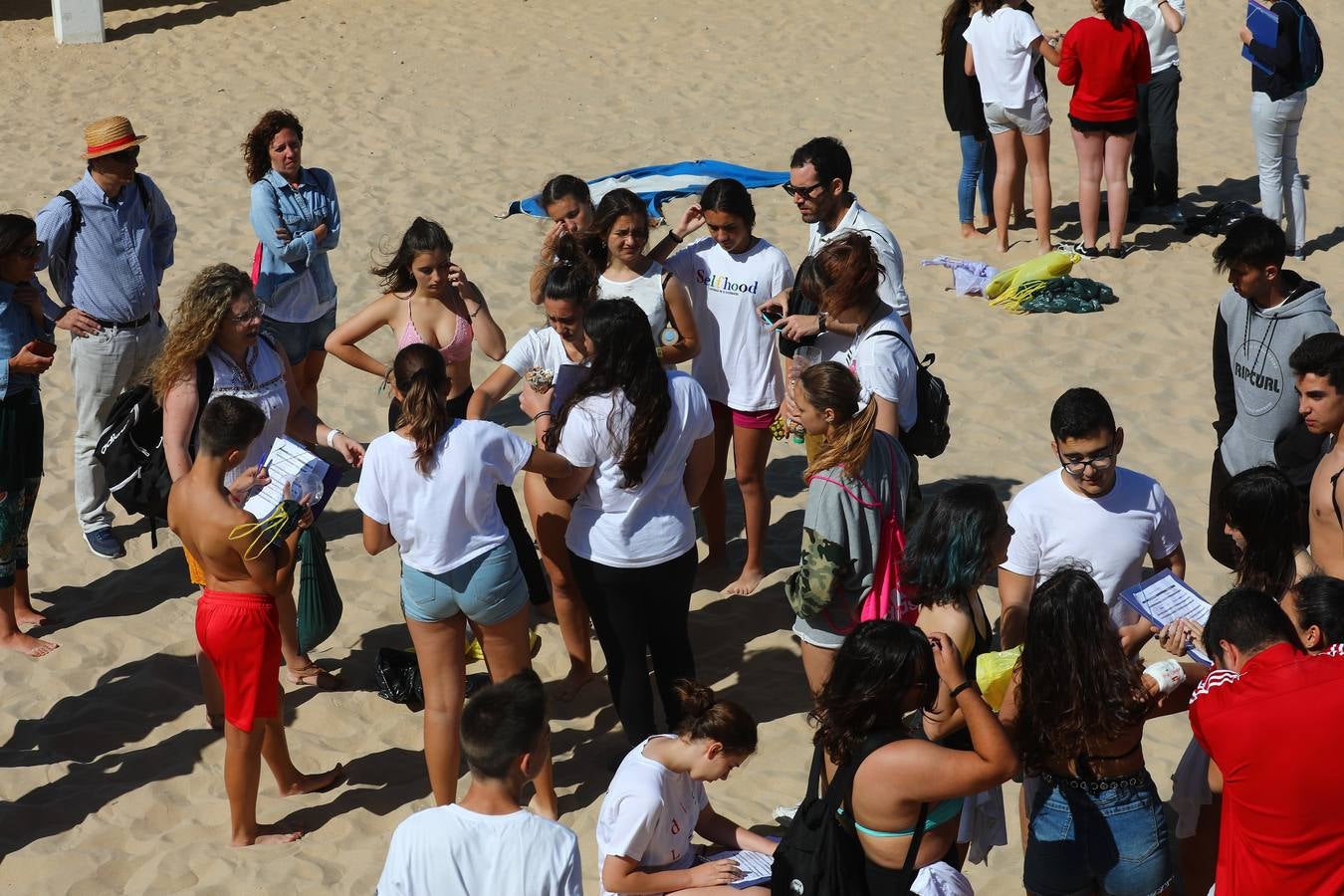 Los colegios de Cádiz limpian la playa de la Caleta por el Día Mundial del Medio Ambiente