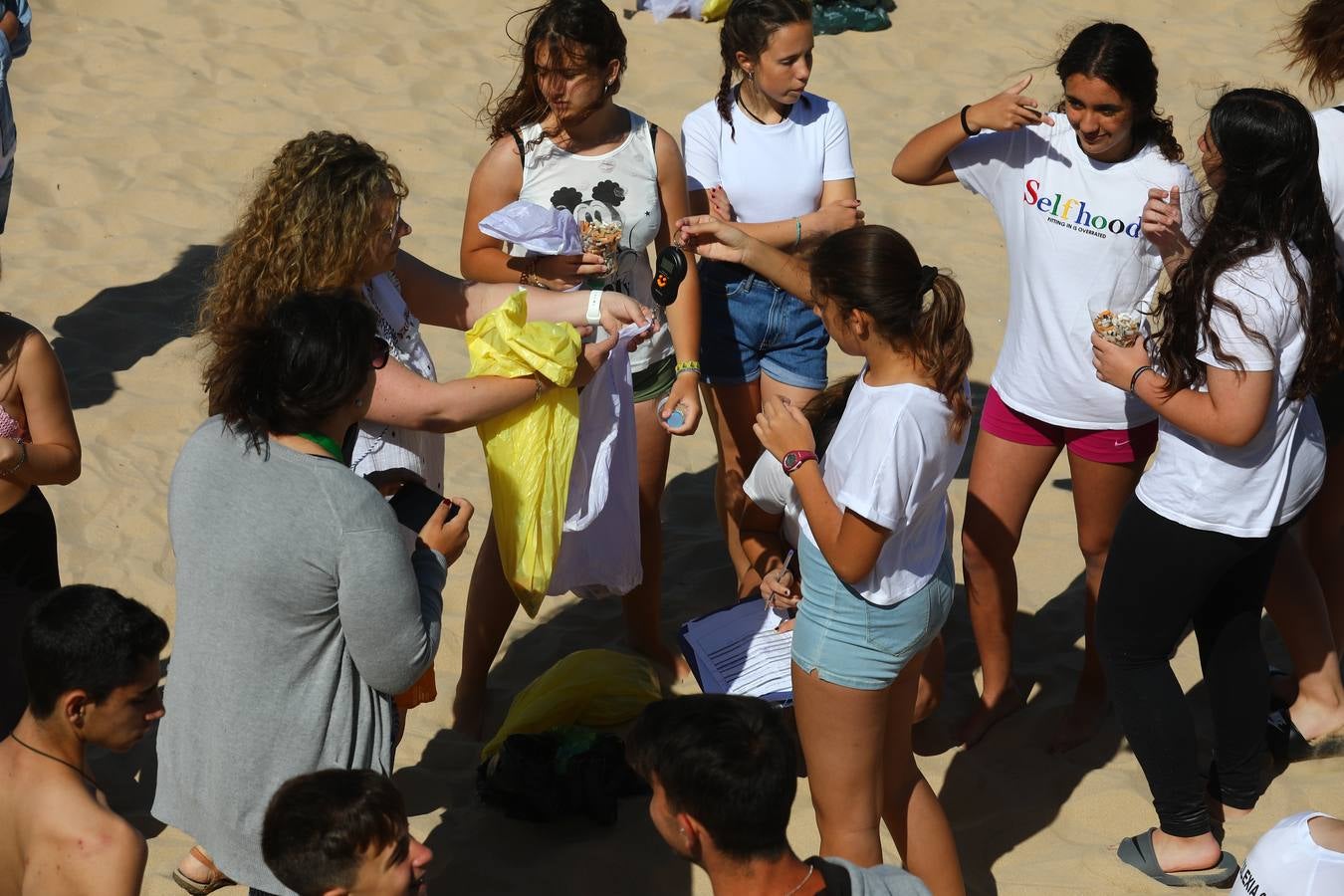 Los colegios de Cádiz limpian la playa de la Caleta por el Día Mundial del Medio Ambiente