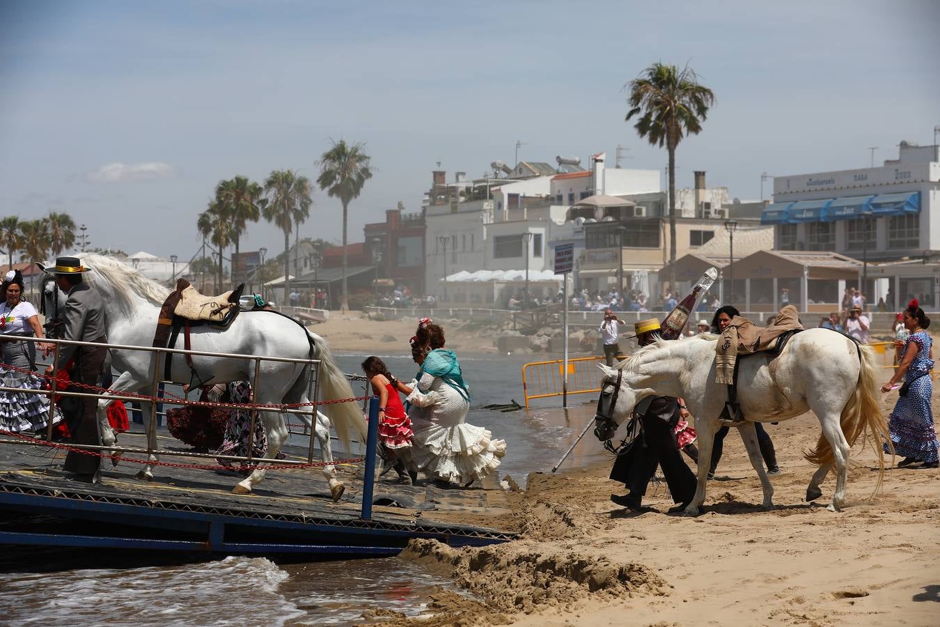 FOTOS: Finaliza el embarque de hermandades gaditanas en Bajo Guía con El Puerto y Jerez