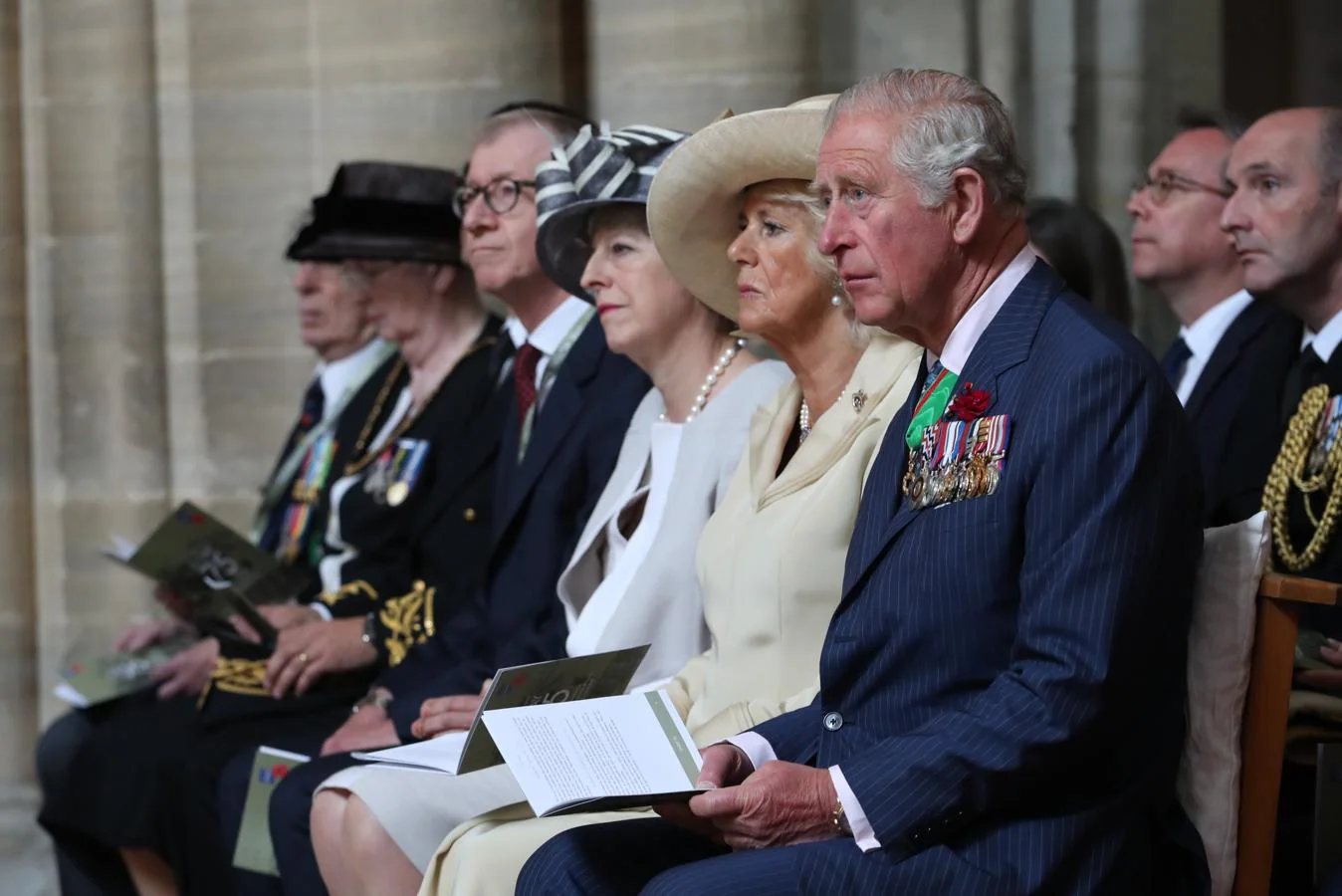 El principe Carlos, su esposa Camila, Theresa May y su esposo Philip May durante la ceremonia. 