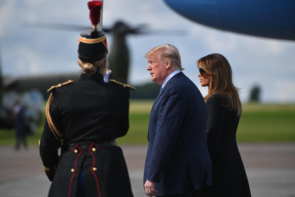 Trump y su esposa Melania llegan al aeropuerto de Caen-Carpiquet en Normandía. 