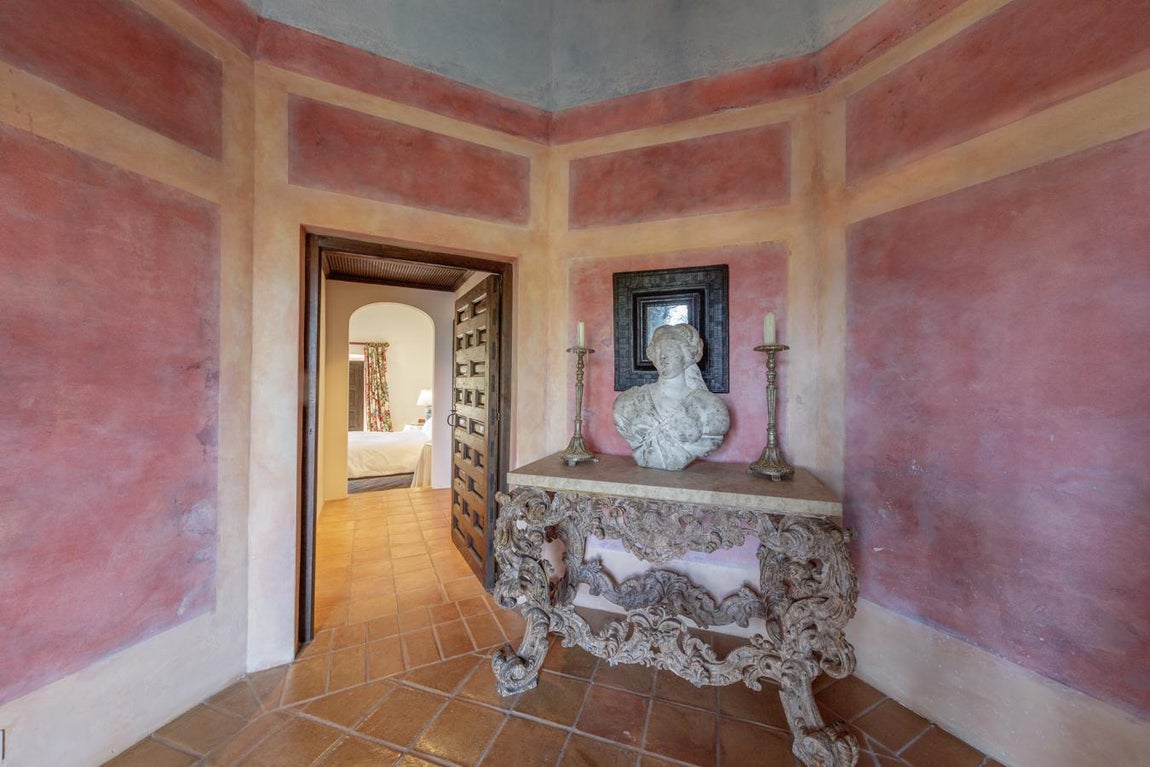 Histórica. La villa pertenece al actor desde hace 30 años. Su arquitectura se inspira en el Neomudéjar. La construyó en el S.XIX Luis Salvador de Habsburgo, un archiduque austriaco