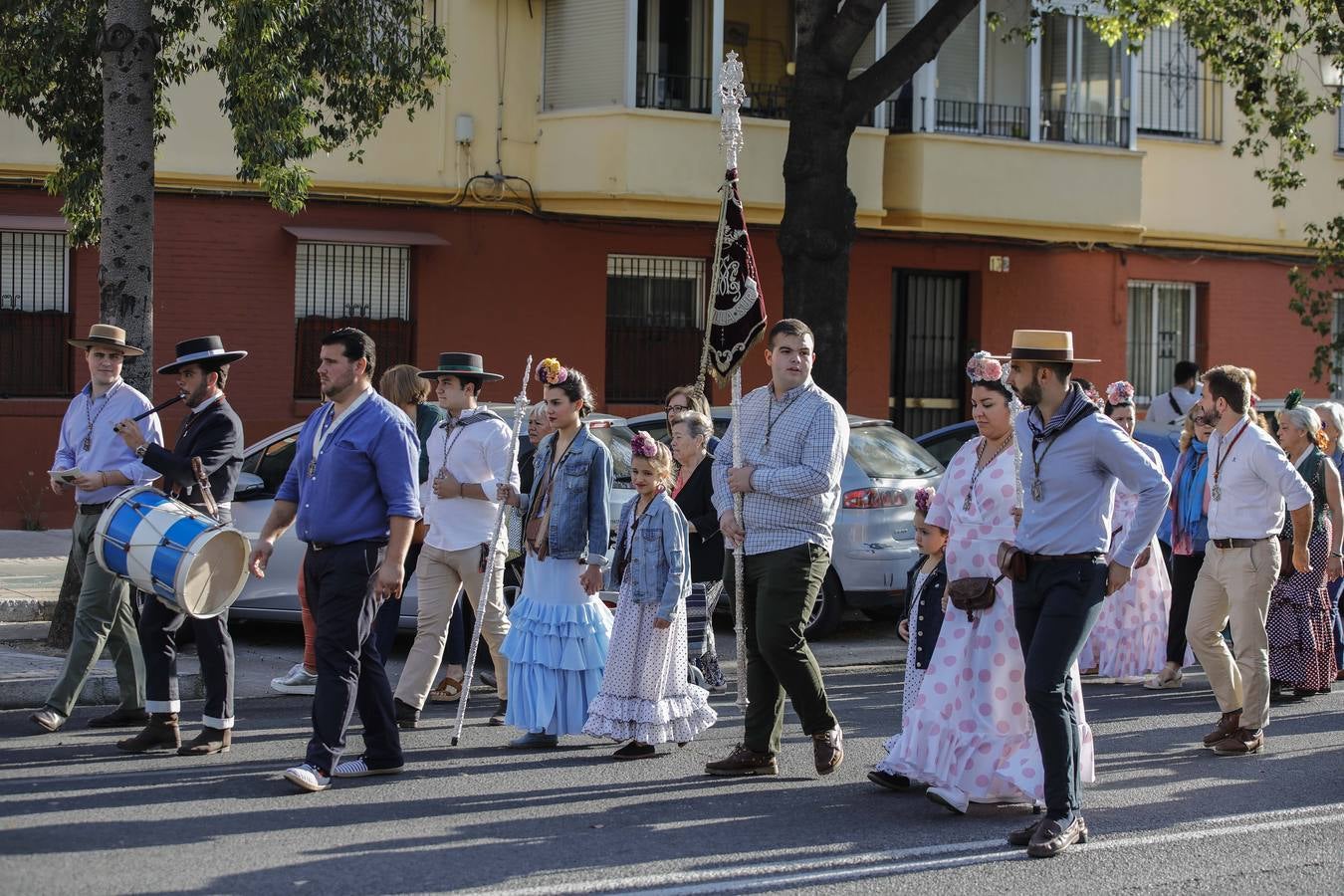 En imágenes, la salida de la hermandad del Rocío de Sevilla Sur