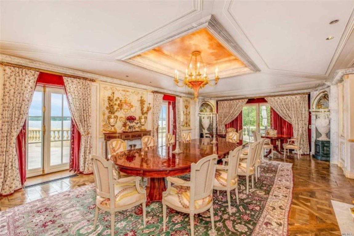 Moldes auténticos del palacio. Los detalles de su arquitectura como los ventanales de suelo a techo están diseñados a partir de moldes antiguos reales utilizados en la construcción de Versalles