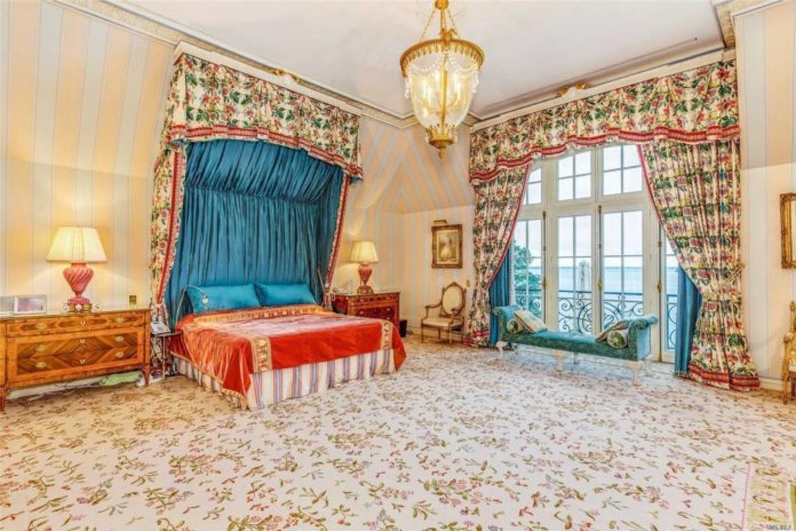 Dormitorios. El palacio tiene seis dormitorios con sus 6 correspondientes cuartos de baño con acceso a vestidor