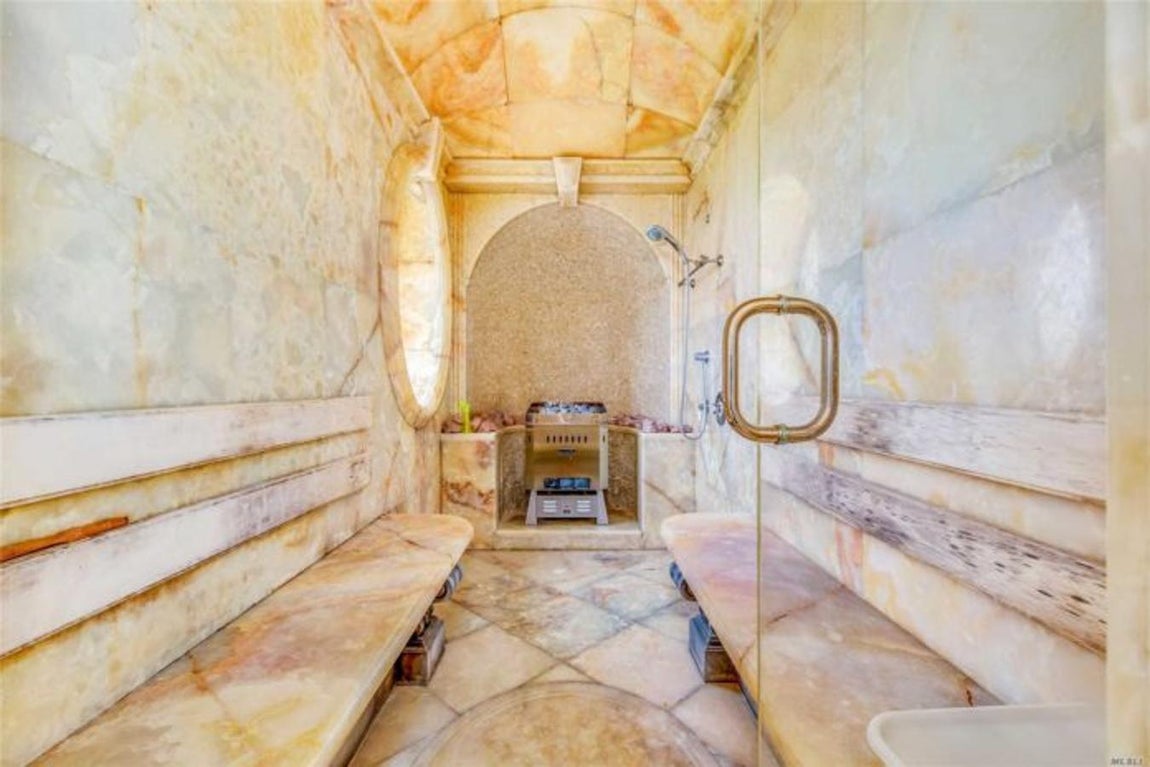 Garantiza el bienestar. Además de las estancias enfocadas a la vida introspectiva, a la dispersión, al recreo y formación intelectual, el nuevo Versalles reserva rincones para mantener el bienestar, el equilibrio y un estilo de vida óptimo para sus moradores: tiene sauna, gimnasio, baño turco y salas de masaje