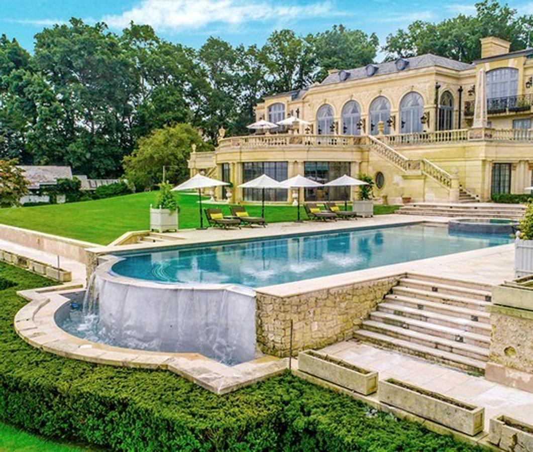 Fuente Rothschild. Las puertas de la mansión son de hierro forjado a mano. Tras ellas acapara el protagonismo una señorial fuente de mármol de 400 años de antigüedad traída de la villa Ephrussi Rothschild, una histórica propiedad de la acaudalada familia de banqueros