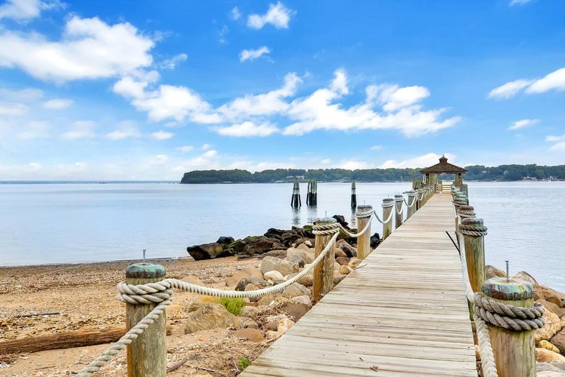 A pie de playa. Desde la vivienda se puede acceder a una playa privada con su propio muelle para que su futuro propietario guarde el yate que se presupone que tiene