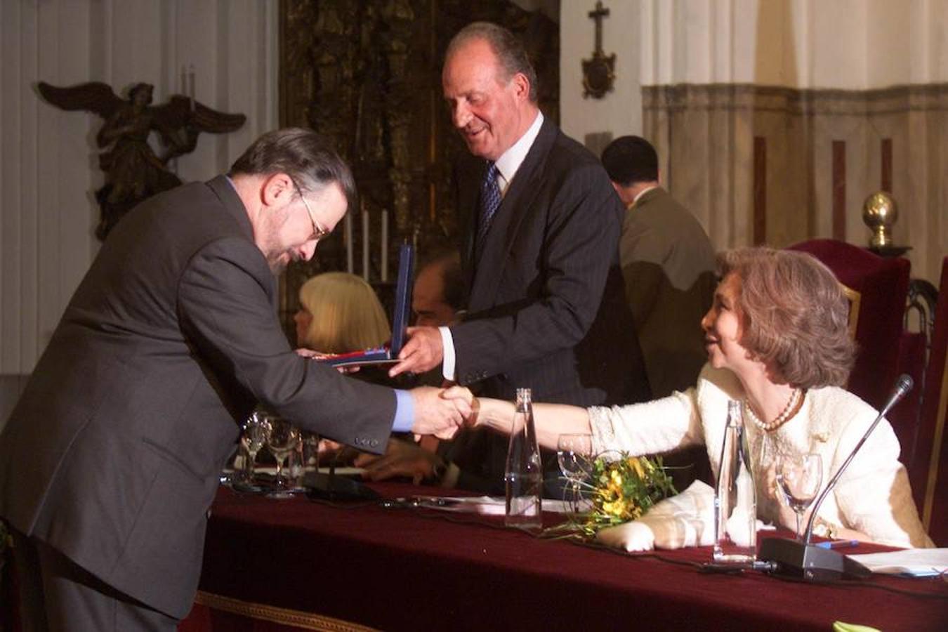 SS.MM. los Reyes de España entregaron al reconocido director la Medalla de Oro al Mérito en las Bellas Artes en 2001. 