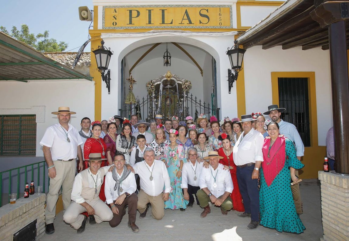 Peregrinos de la hermandad de Pilas, encabezados por el Hermano Mayor, Isidro Limón