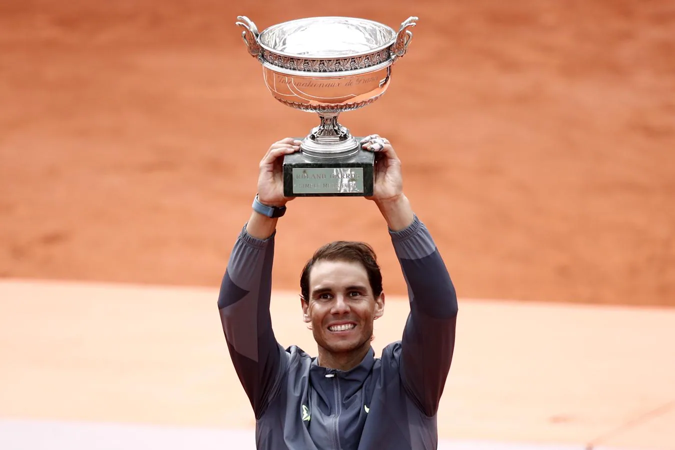 Nadal alza al cielo de París el trofeo que le acredita como ganador de Roland Garros. 