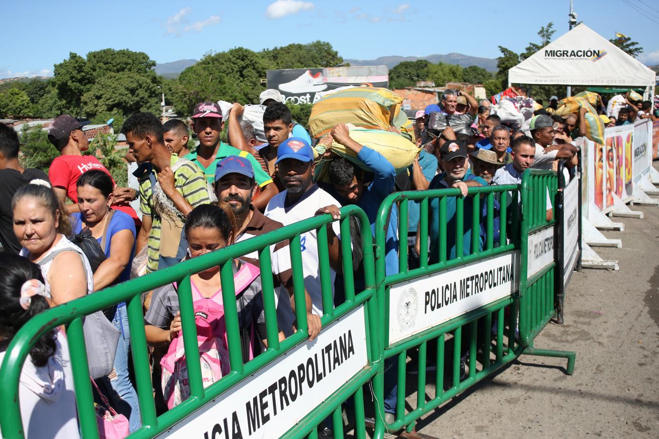 Un grupo de personas se amontonaron y esperan para cruzar el puente internacional Simón Bolívar. 