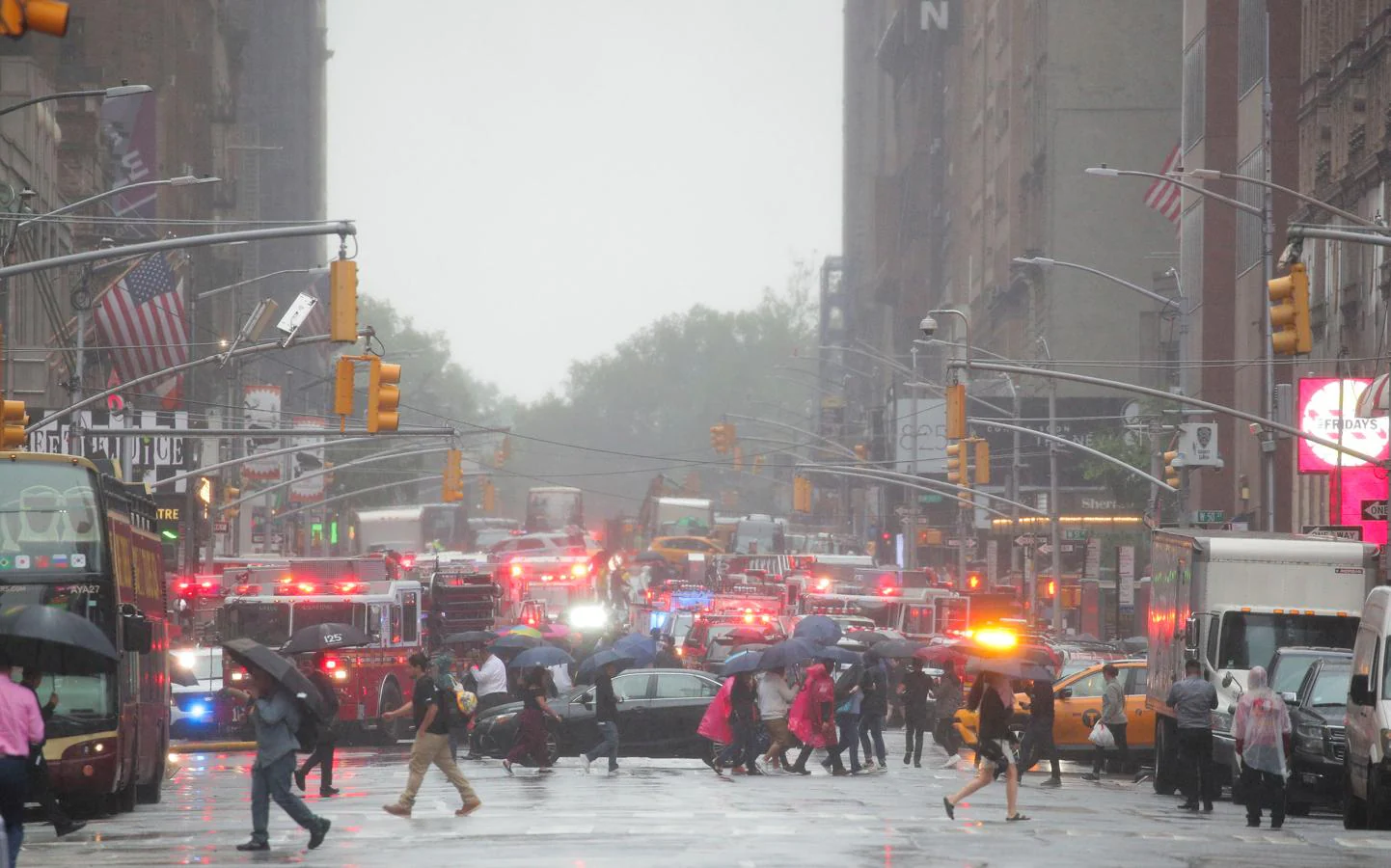 Los vehículos de Emergencias llenan la calle en Manhattan después de que un helicóptero se estrellara sobre un edificio. 