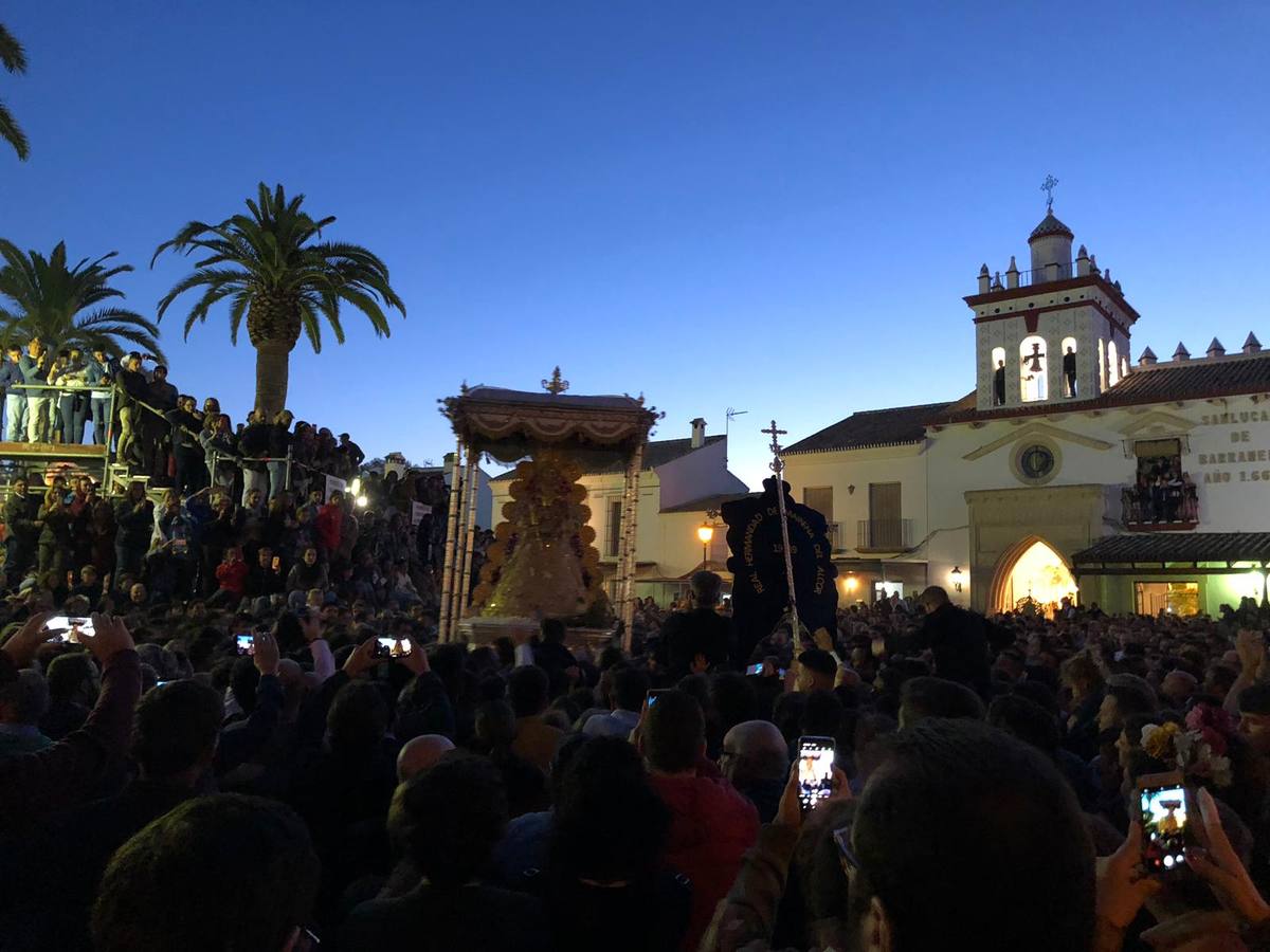 El Rocío 2019: La Virgen avanza por la aldea en brazos de los almonteños