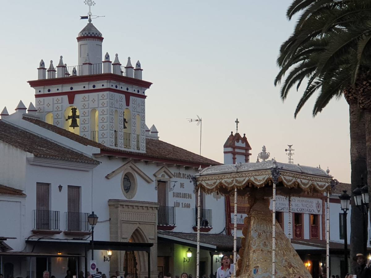 El Rocío 2019: La Virgen avanza por la aldea en brazos de los almonteños