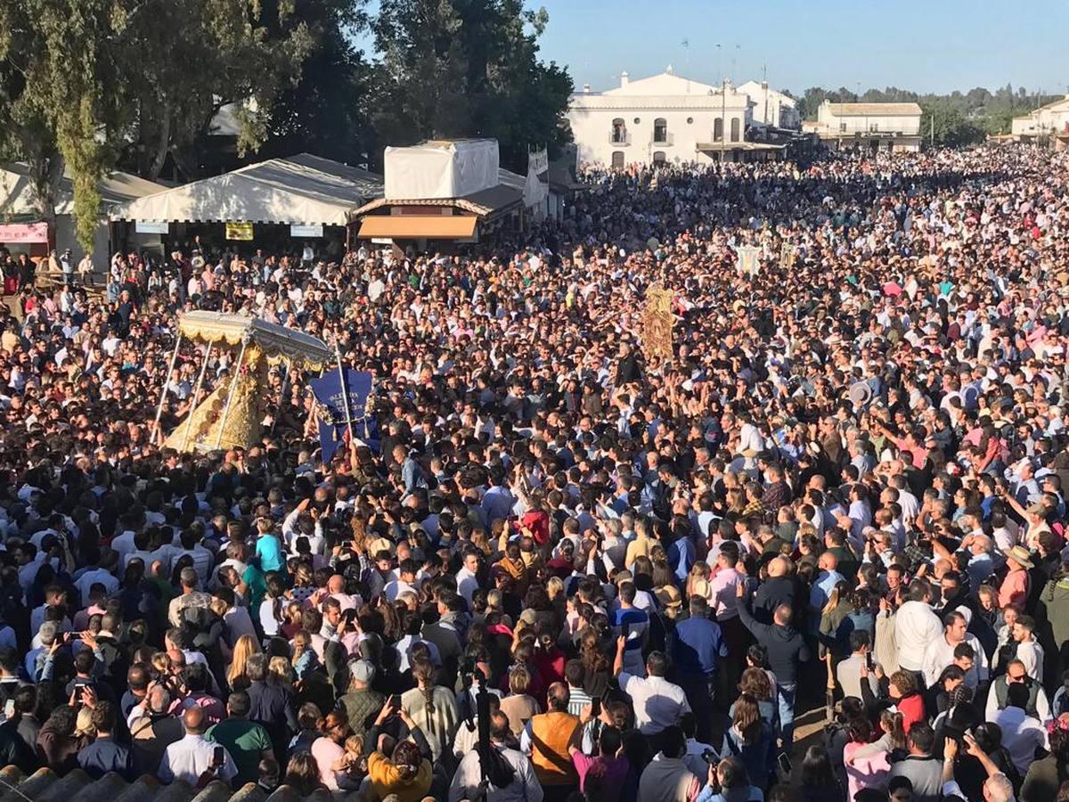 El Rocío 2019: La Virgen avanza por la aldea en brazos de los almonteños