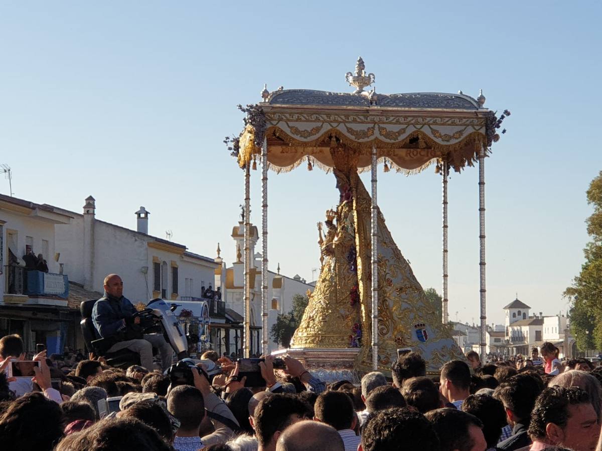 El Rocío 2019: La Virgen avanza por la aldea en brazos de los almonteños