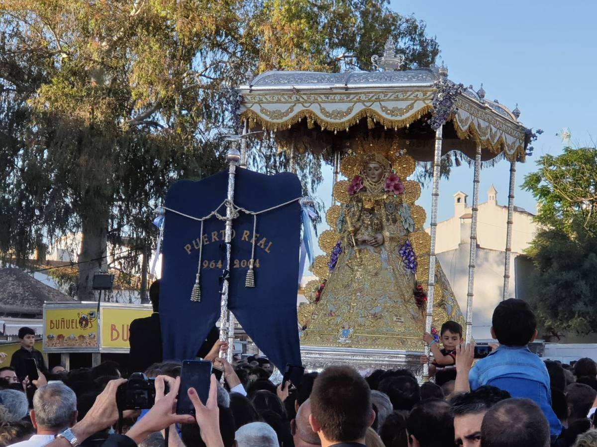 El Rocío 2019: La Virgen avanza por la aldea en brazos de los almonteños