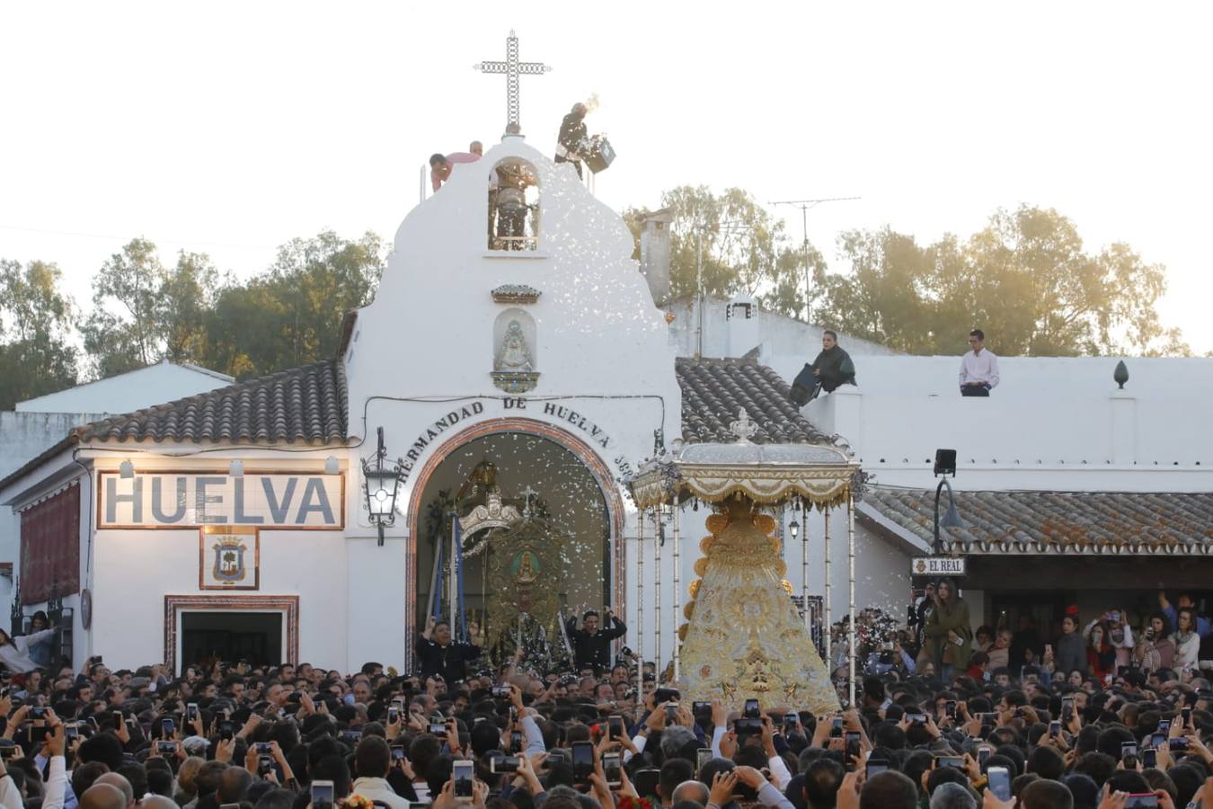 El Rocío 2019: La Virgen avanza por la aldea en brazos de los almonteños