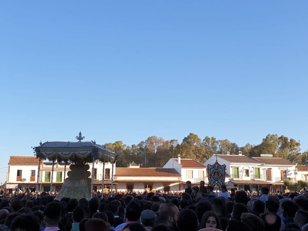 El Rocío 2019: La Virgen avanza por la aldea en brazos de los almonteños