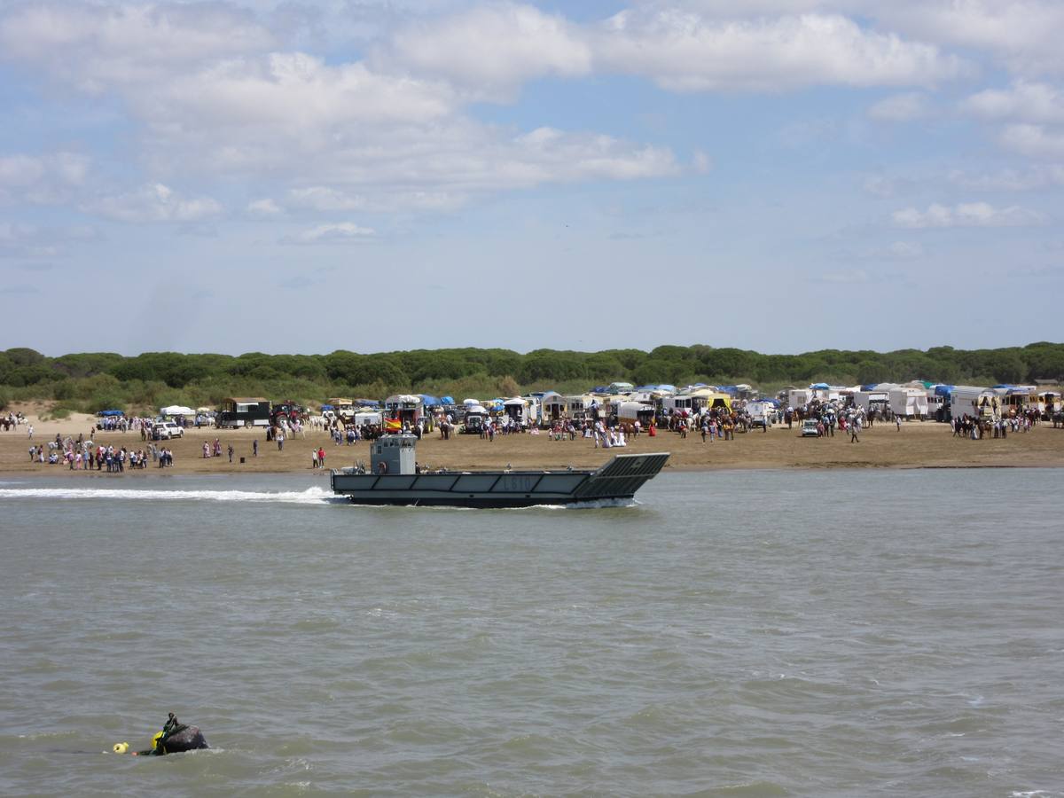 La Armada colabora en el cruce del río de las hermandades rocieras