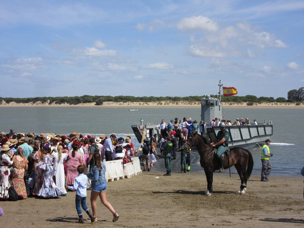 La Armada colabora en el cruce del río de las hermandades rocieras