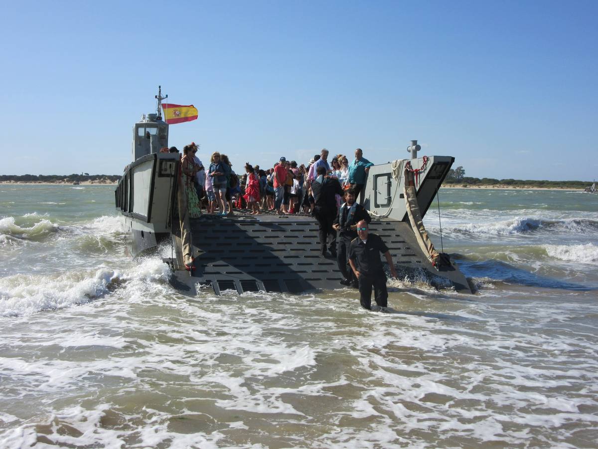 La Armada colabora en el cruce del río de las hermandades rocieras