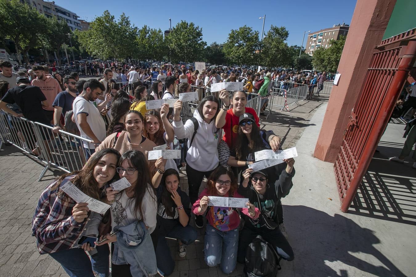 Las colas para las invitaciones del concierto de Rosalía en Córdoba, en imágenes