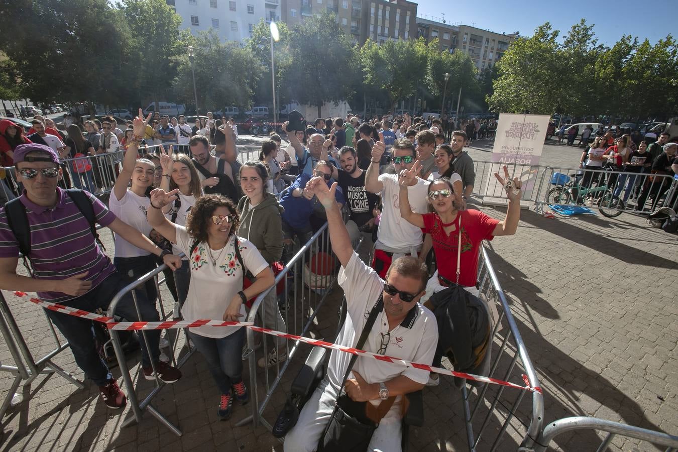 Las colas para las invitaciones del concierto de Rosalía en Córdoba, en imágenes