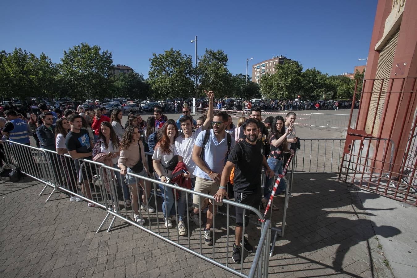 Las colas para las invitaciones del concierto de Rosalía en Córdoba, en imágenes