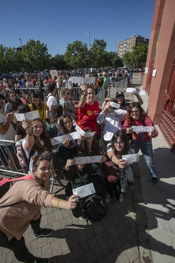 Las colas para las invitaciones del concierto de Rosalía en Córdoba, en imágenes